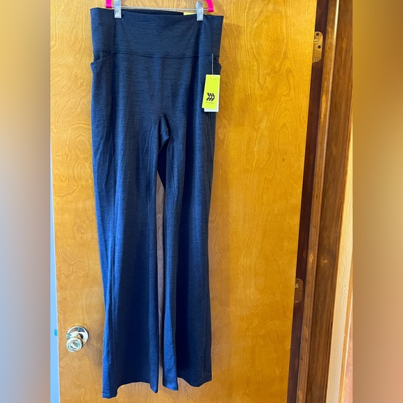 NWT All in Motion ultra high-rise Flare Legging. Size Medium - Picture 6 of 16